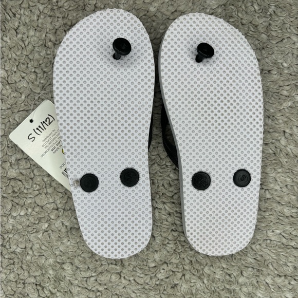 NWT Girls Leopard Print Flip Flops Size 11/12 - Picture 3 of 3